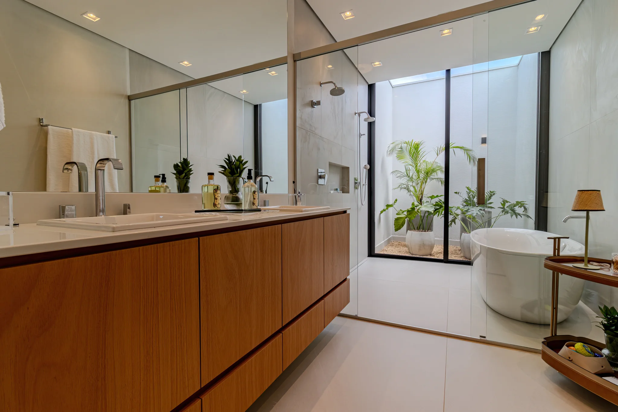 Banheiro da suíte com banheira e jardim interno