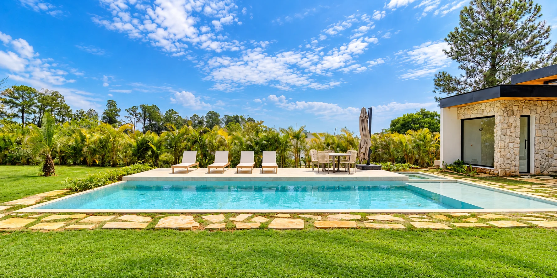 Piscina, jardim e área externa da residência