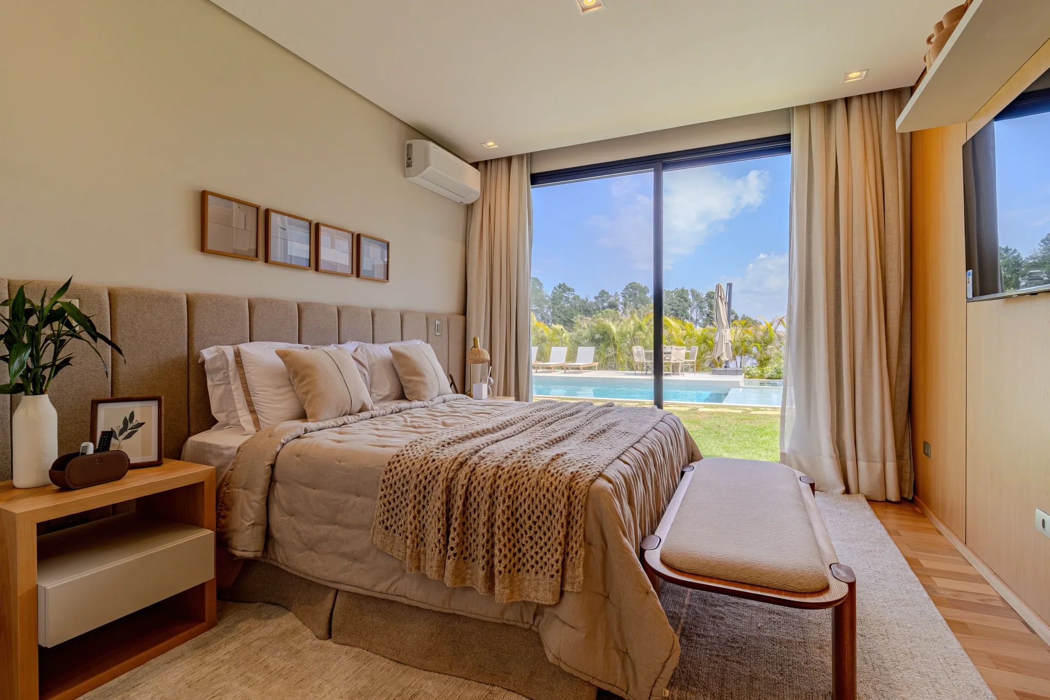 Suíte com vista direta para a piscina